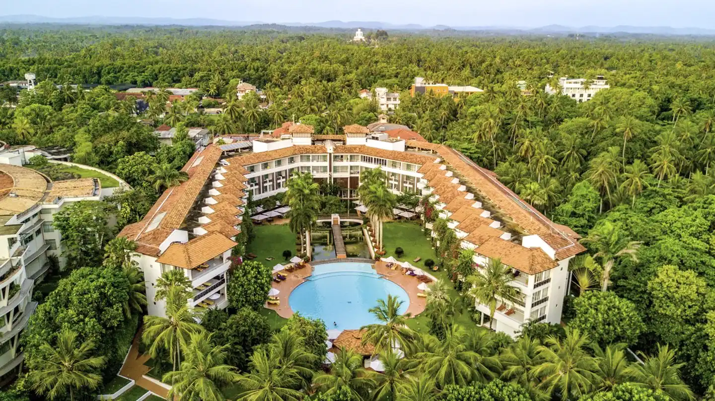 Im grünen Dschungel gelegen: Lanka Princess Hotel Das Lanka Princess Hotel aus der Vogelperspektive: Ein runder Pool im Zentrum umringt von Gebäuden, eingebettet in einen grünen Dschungel