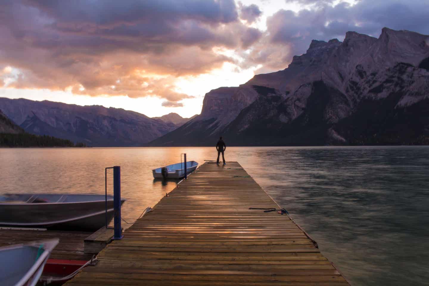 Person macht Yoga an See in Alberta bei Sonnenaufgang 