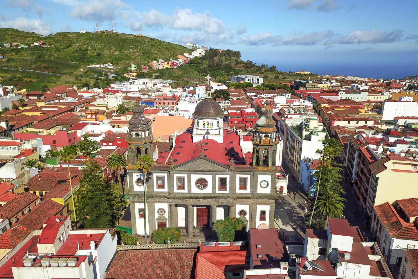 Gran Canaria oder Teneriffa: Blick auf das Stadtbild und die Kathedrale von San Cristóbal de La Laguna auf Teneriffa