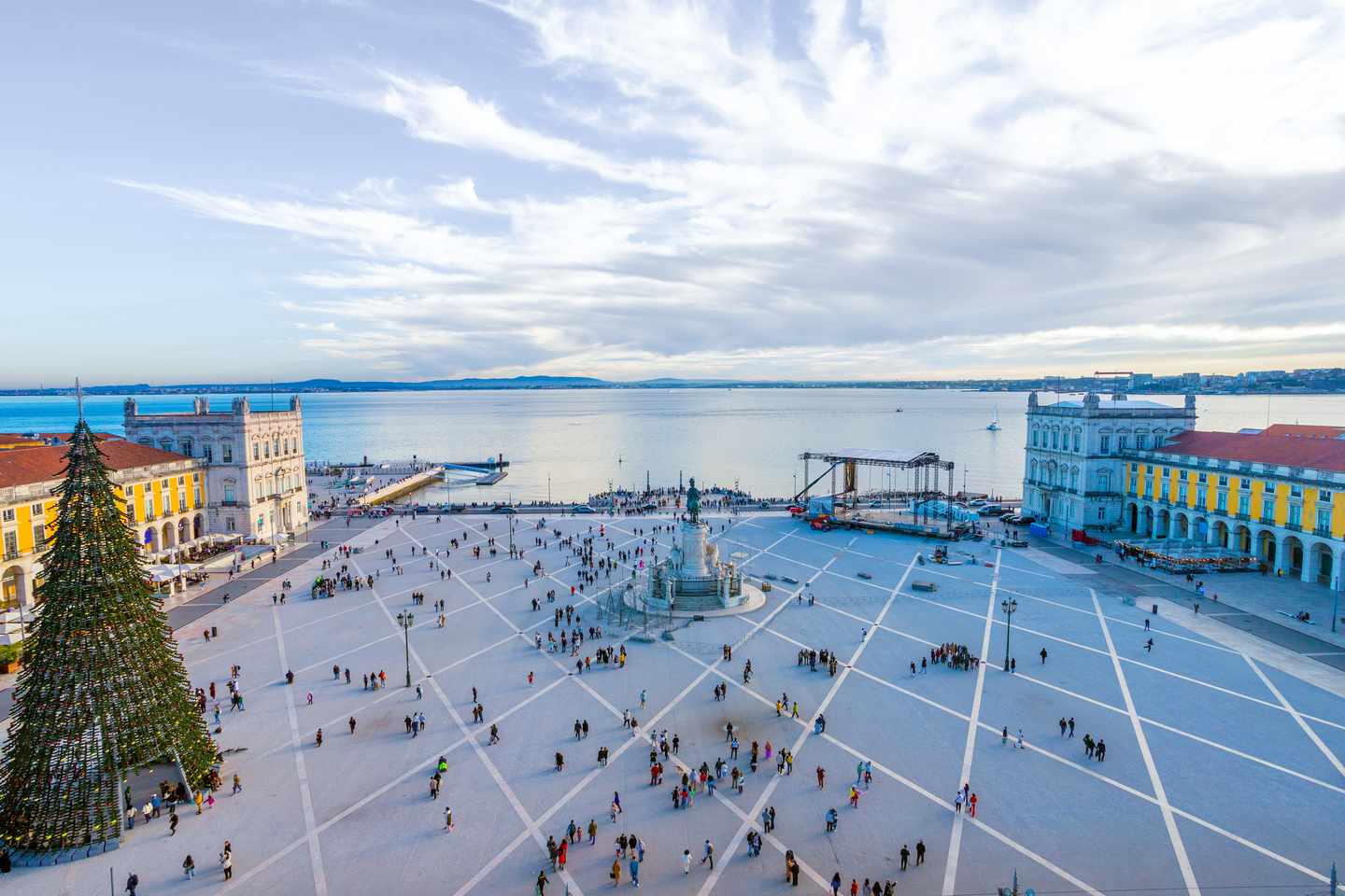 Städtetrip Dezember. Luftaufnahme des Handelsplatzes in Lissabon
