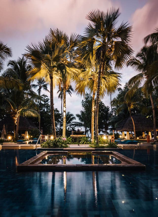 Jetzt Telefontermin buchen Hochzeitsreise ins Hilton Labriz: Außenbereich mit Pool