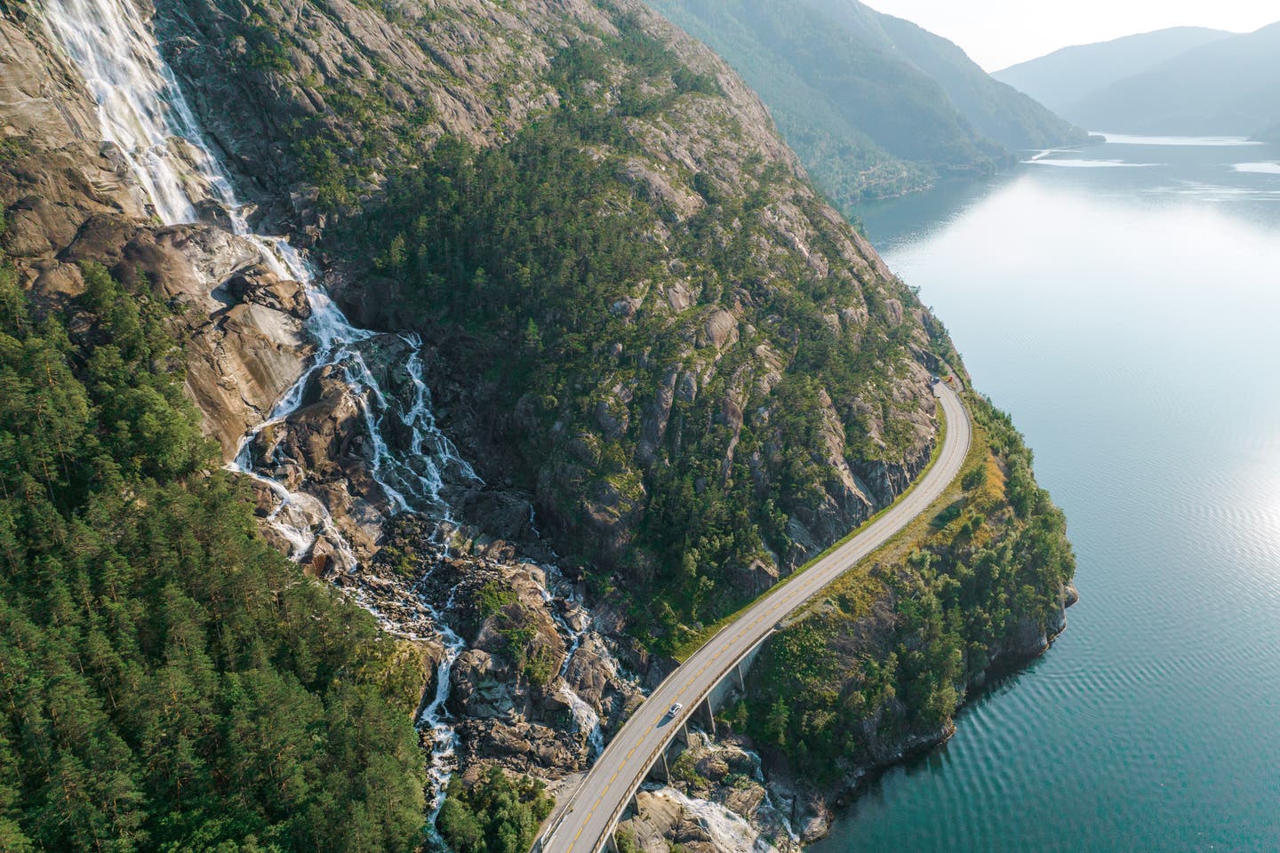 Norwegens beste Reisezeit: Luftaufnahme eines Wasserfalls