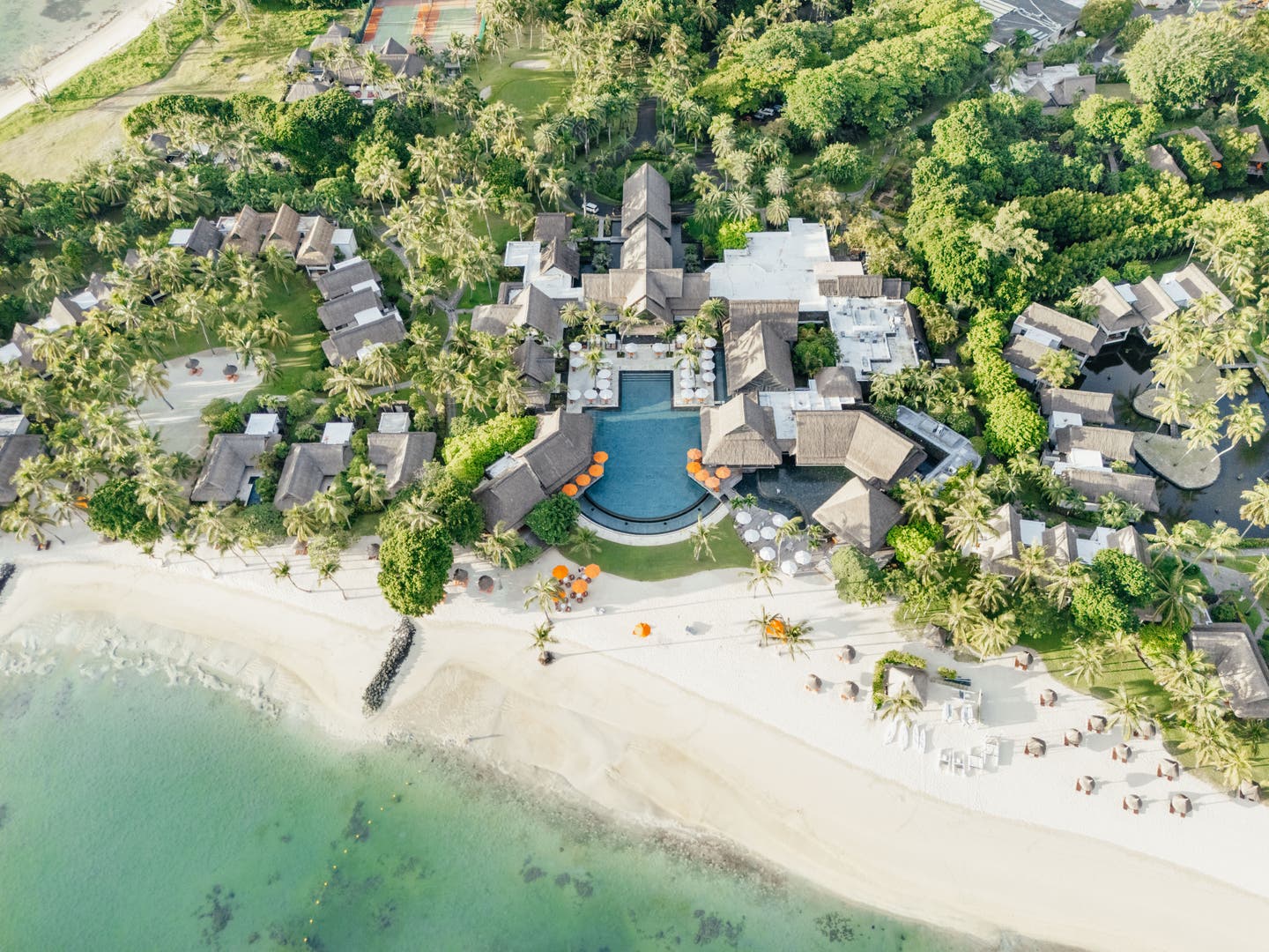 Luftbild des gesamten Hotels vom Meer aus aufgenommen