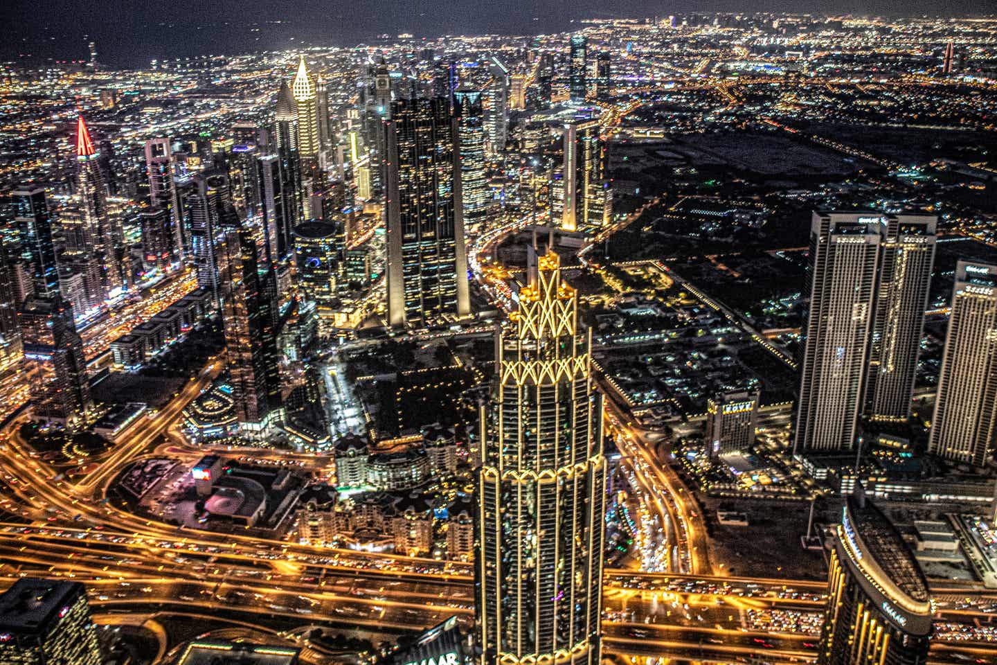 Blick aus dem Fenster des Burj Khalifa aufs nächtliche Dubai