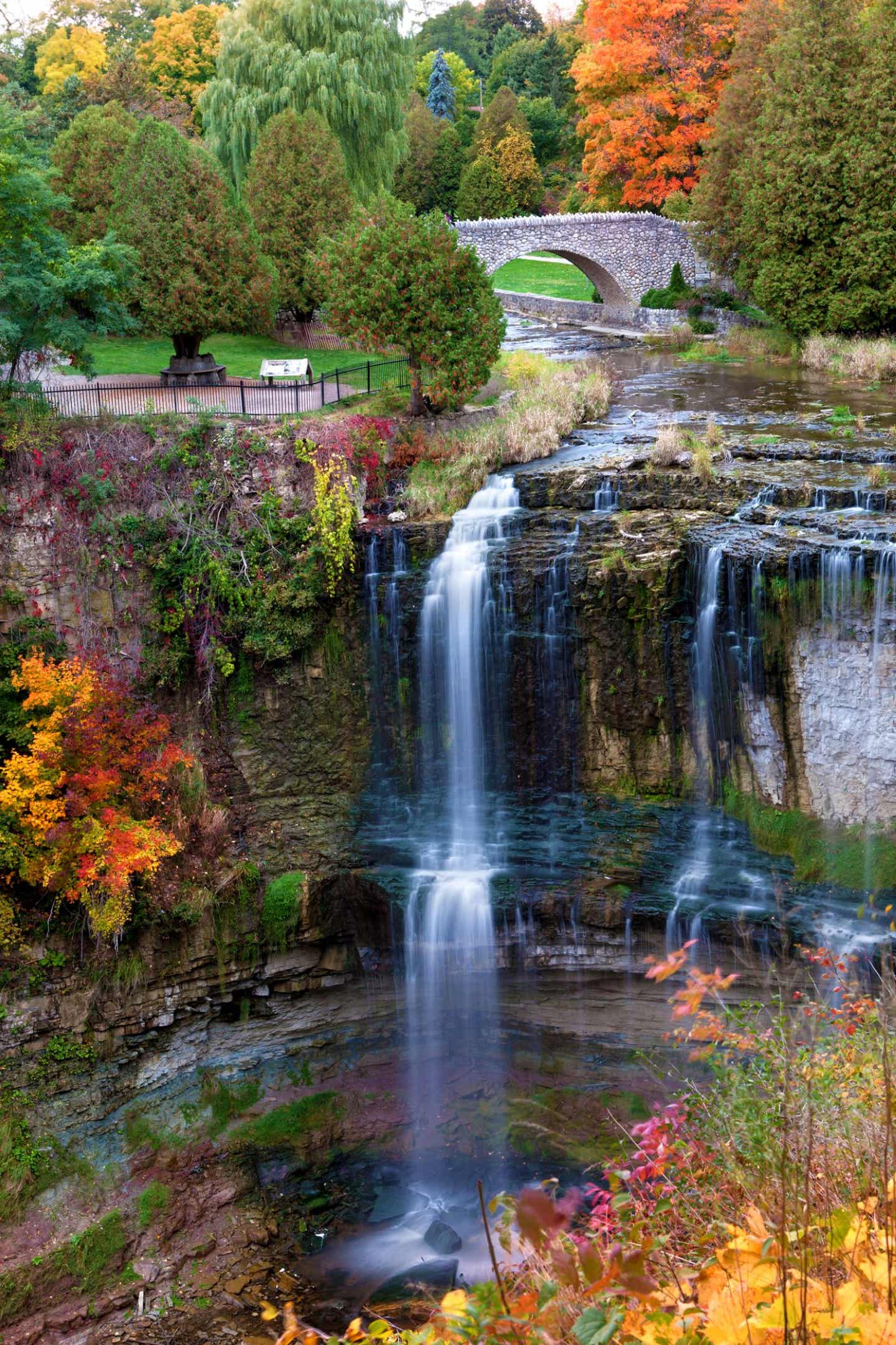 Wasserfall in Herbstlandschaft von Ontario