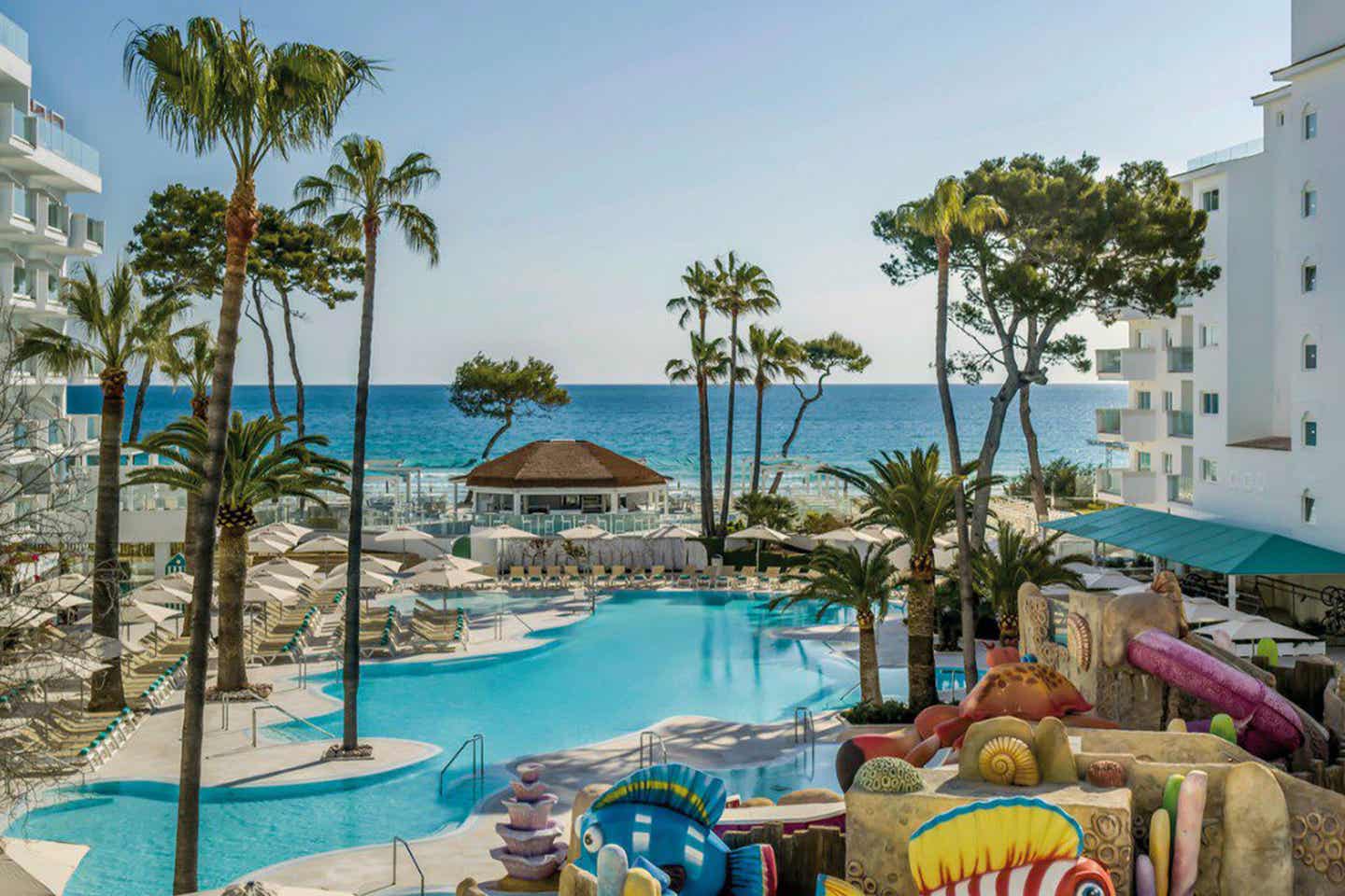 Schönste Hotels Mallorca: Blick auf Pool und Meer im Iberostar Waves Alcudia Park