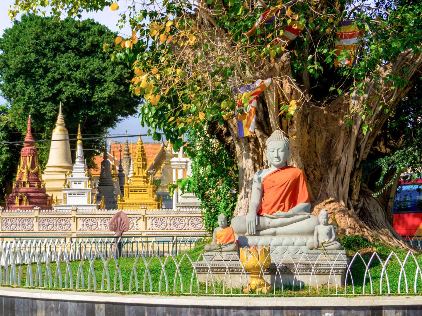Kambodschas beste Reisezeit: die Buddha-Statue in Phnom Penh