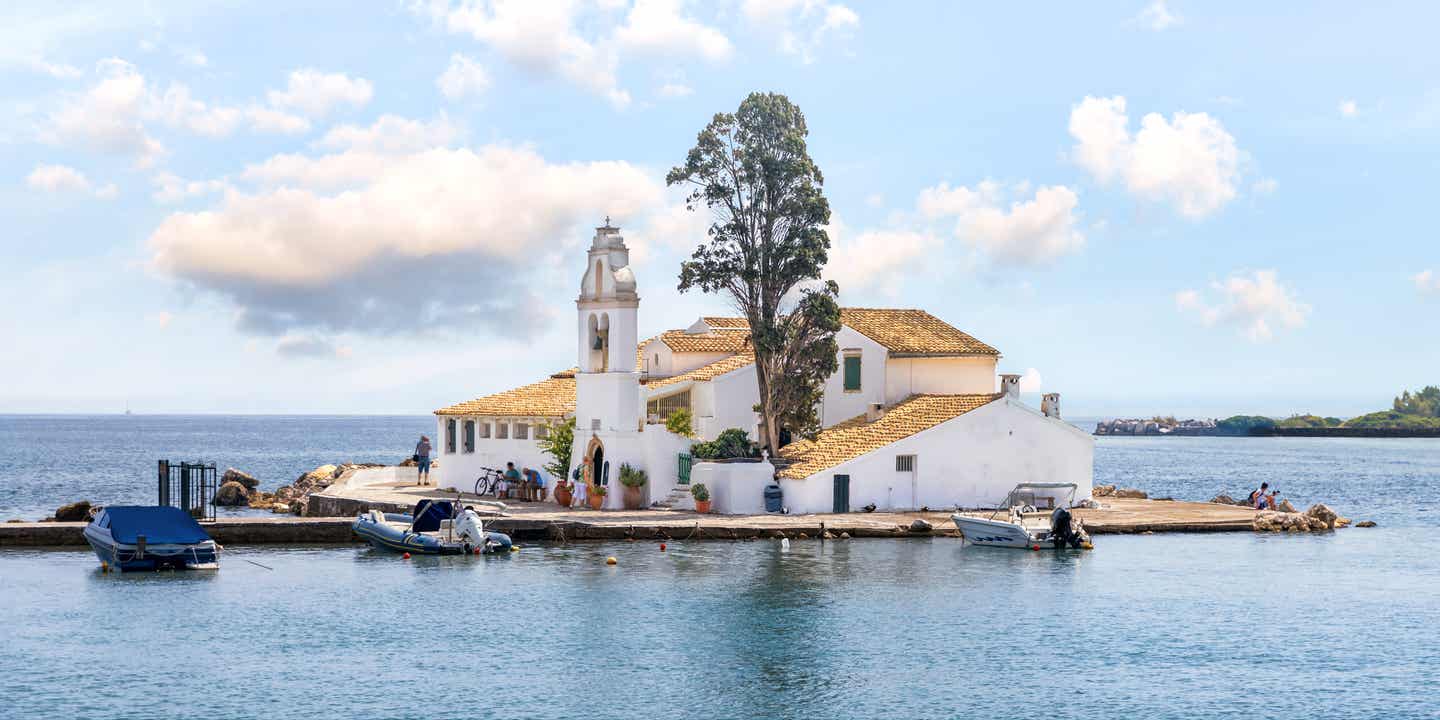 Weiße Kapelle auf einem Steg im Wasser
