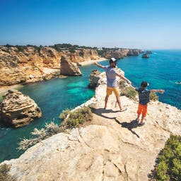 portugal-vater-und-sohn-am-strand-g-1276621708.png