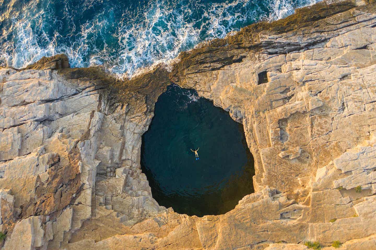 Sehenswürdigkeiten auf den griechischen Inseln: Schwimmer in der Lagune von Giola auf Thassos