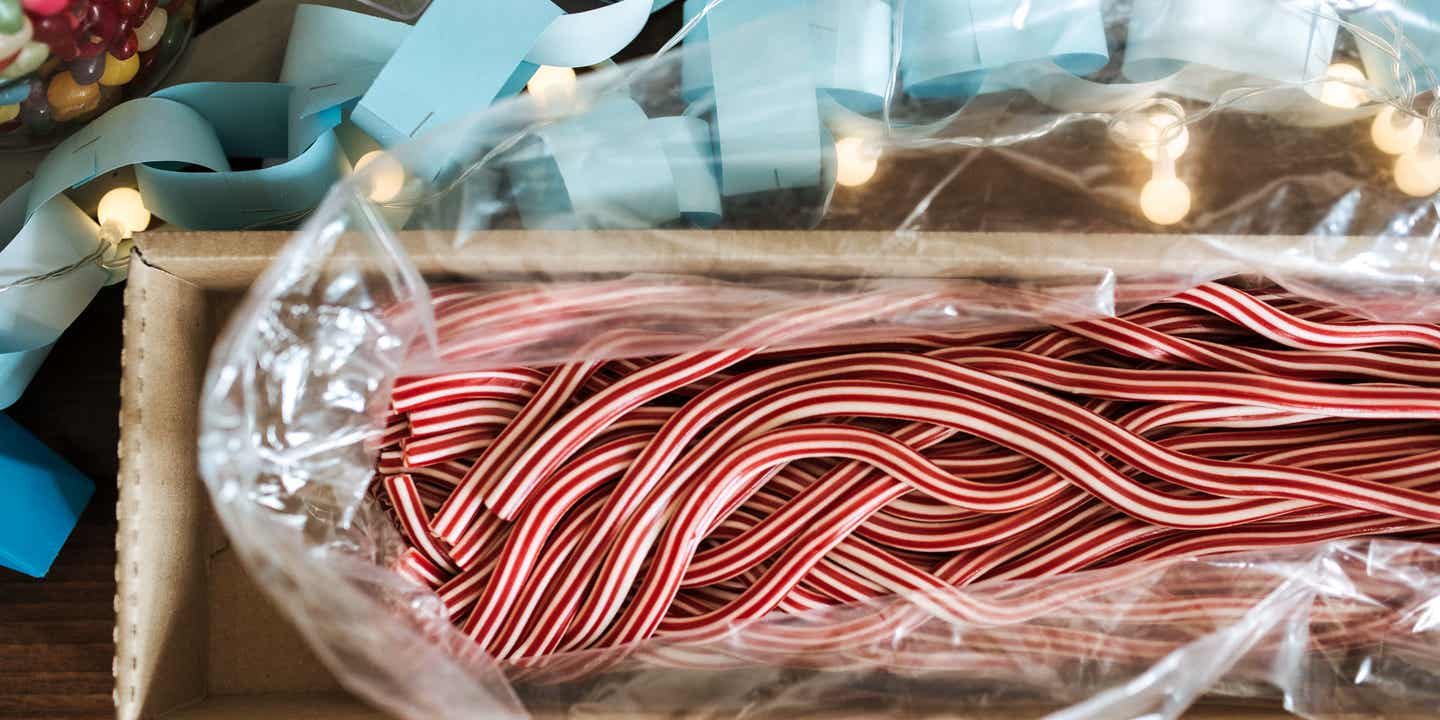 Rot-weiß gestreifte, zuckerstangenähnliche Süßigkeiten im Körbchen: die schwedischen Polkagris