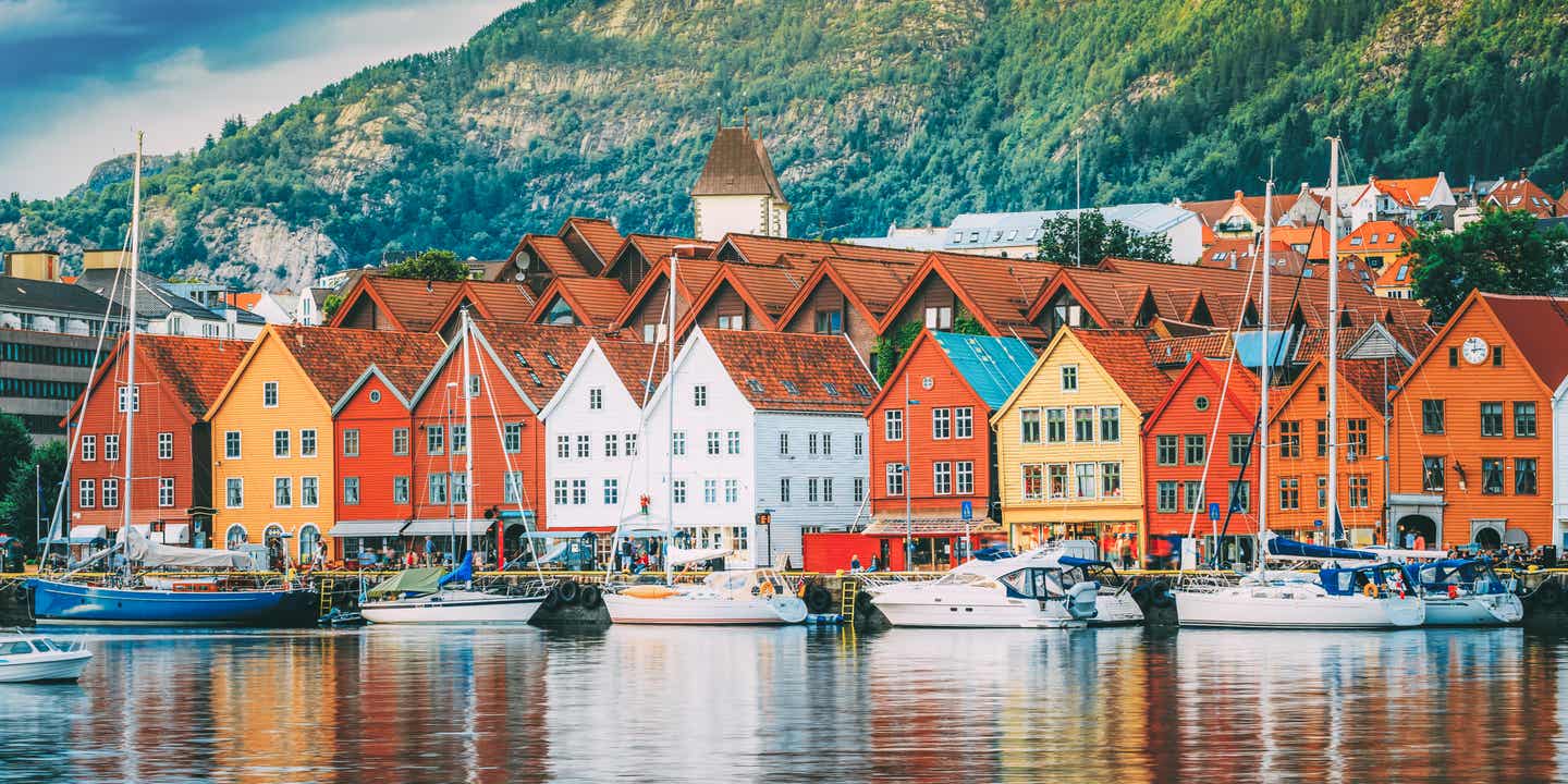 Die Küste von Bergen mit ihrer berühmten bunten Häuserreihe