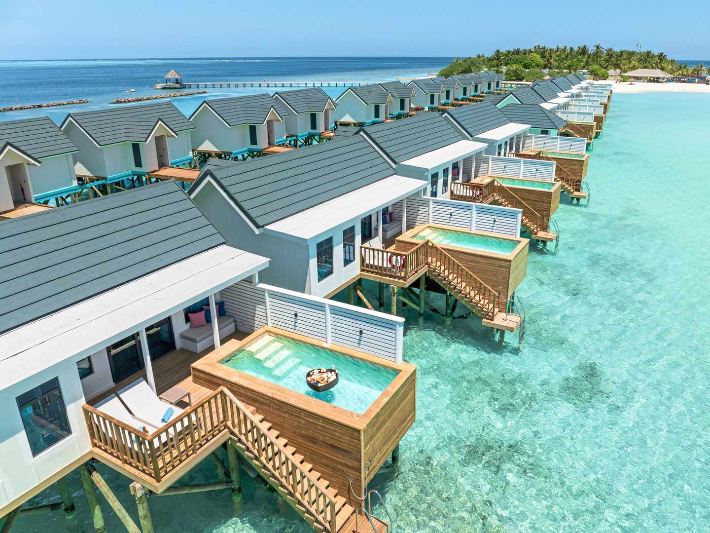 Terrasse einer Overwater-Villa im Sentido OBLU auf den Malediven mit Holzdeck, privatem Pool und direktem Zugang zur Lagune