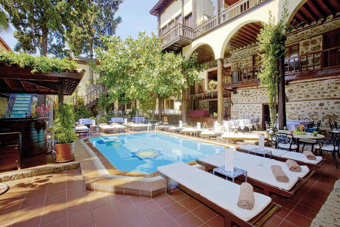 Schönste Hotels Türkei: Innenhof des Alp Pasa Charme in Antalya