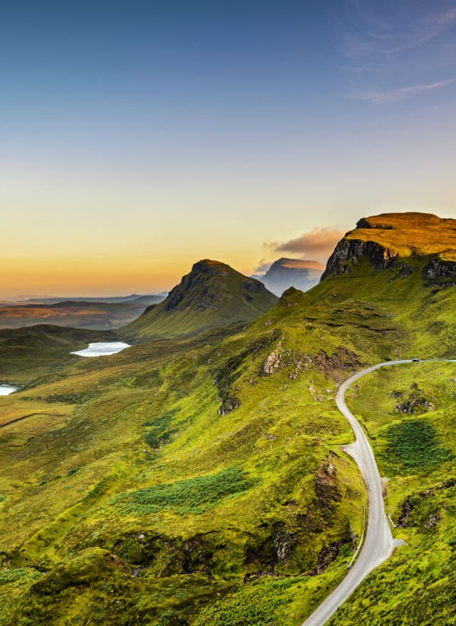 Beste Reisezeit für Schottland Schottland entdecken: Traumhafte grüne Landschaft Isle of Skye im Panorama