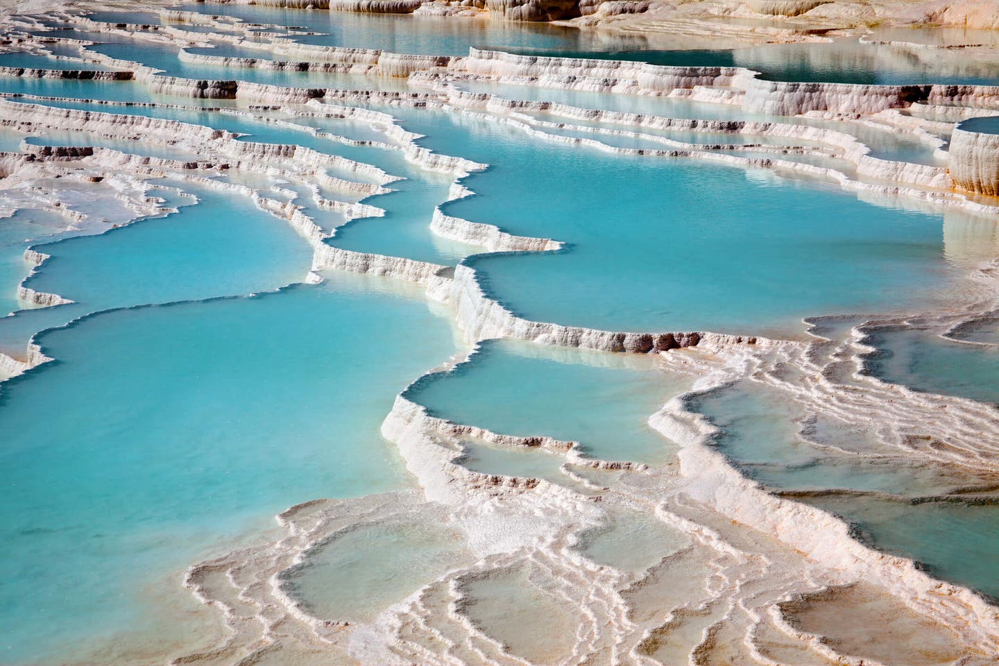 Luftblick auf die Kalksteinterrassen in Pamukkale