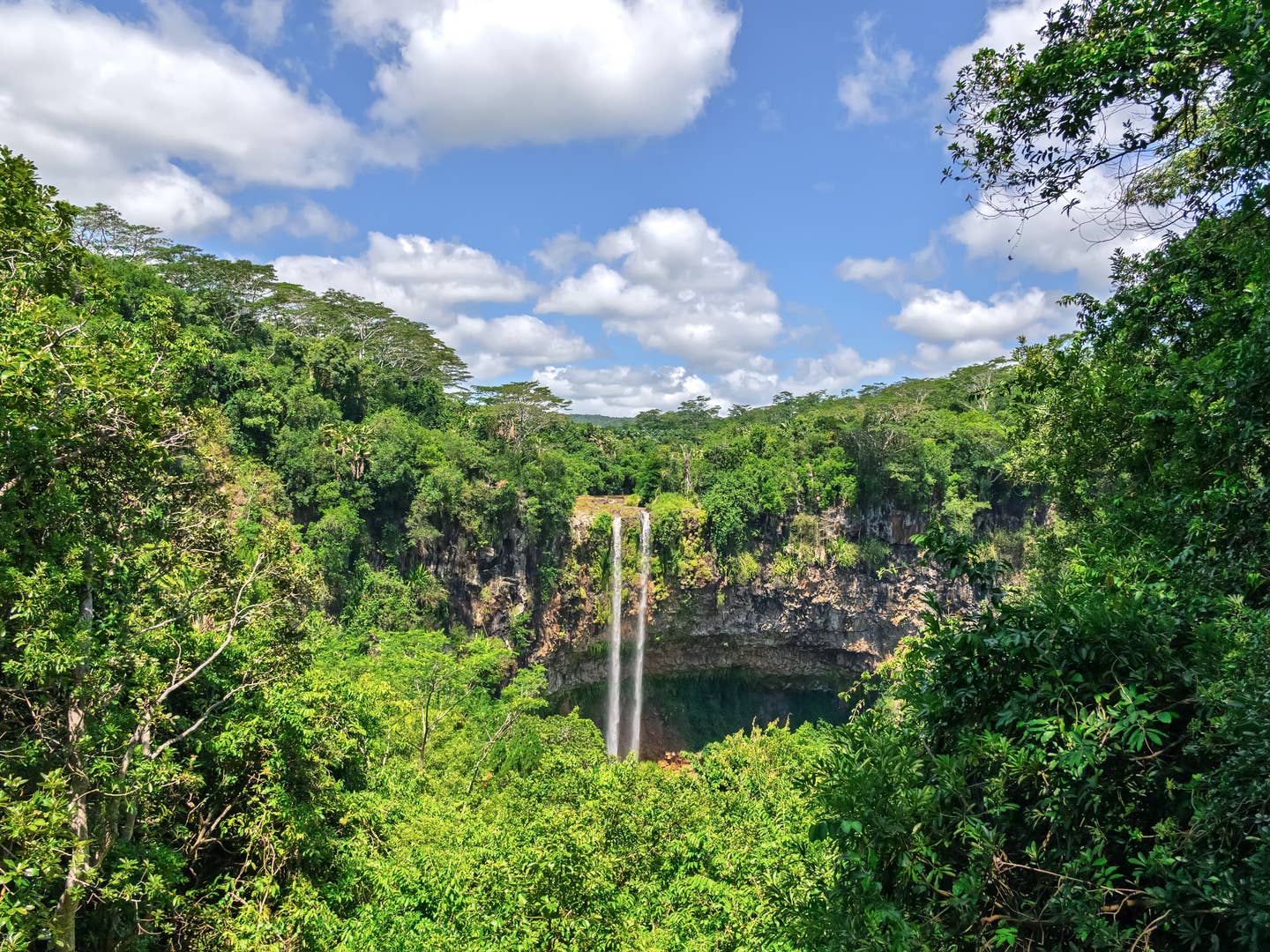 Blick auf den Chamarel-Wasserfall auf Mauritius – auch in der Ferne ist nachhaltigerer Urlaub möglich Blick auf den Chamarel-Wasserfall auf Mauritius – auch in der Ferne ist nachhaltigerer Urlaub möglich