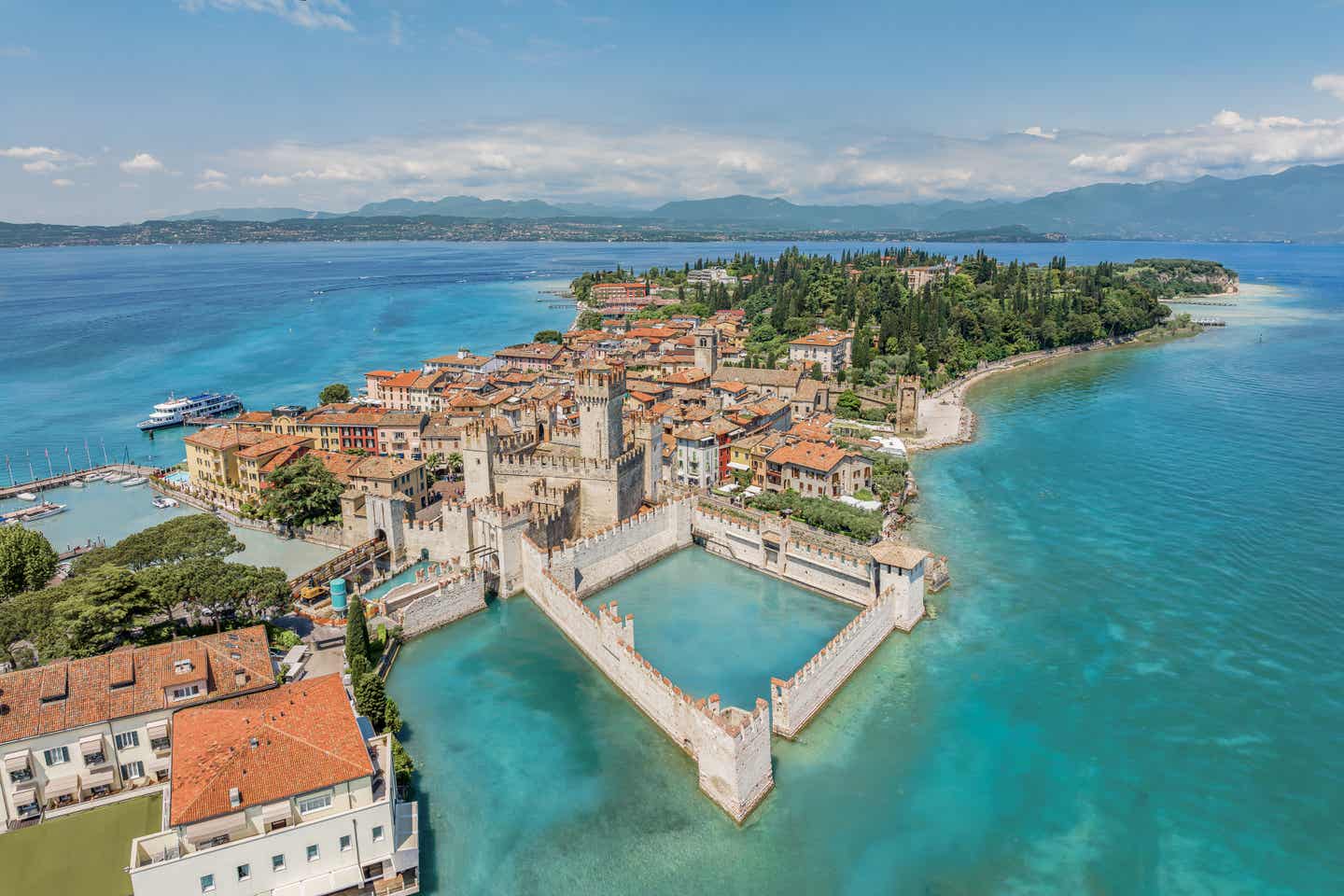 Blick auf die Stadt Sirmione am Gardasee