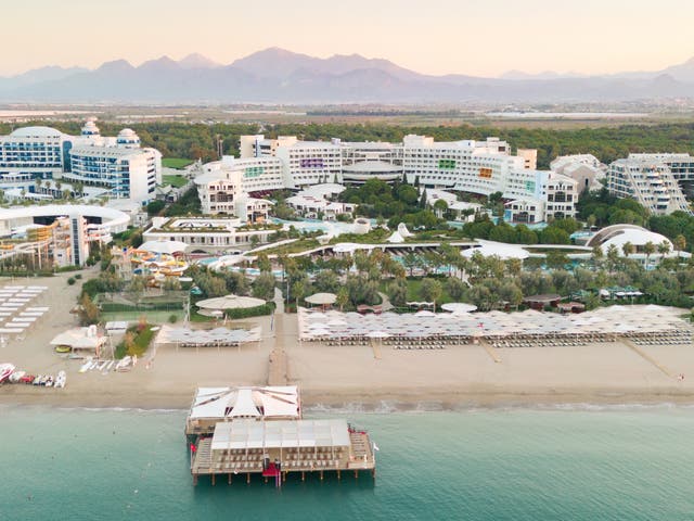 Strandabschnitt vor dem Cornelia Diamond Golf Resort & Spa von oben