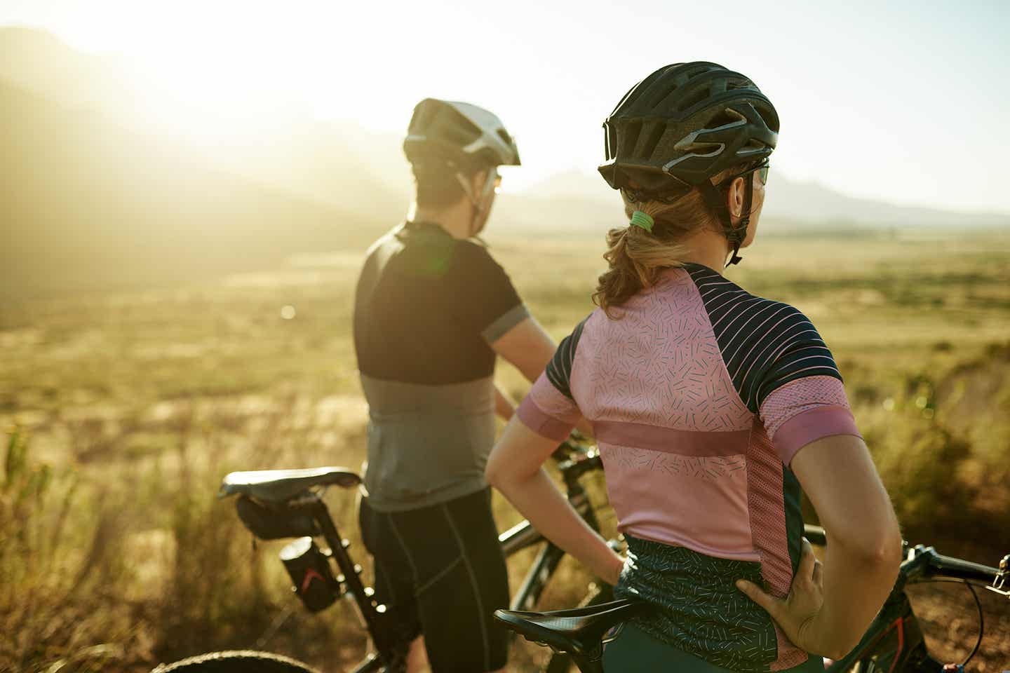 Mann und Frau fahren Fahrrad