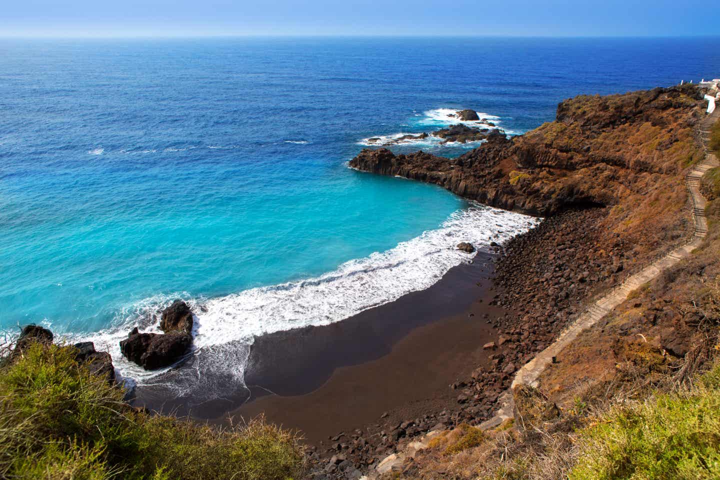 Reiseziele Winter: schwarzer El-Bollullo-Strand auf Teneriffa