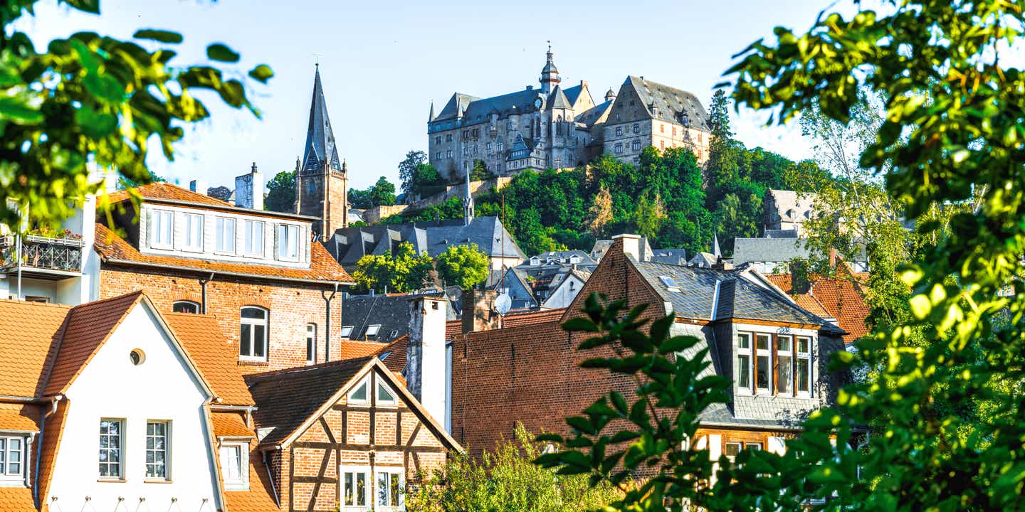 Blick auf Marburg, im Hintergrund thront das Landgrafenschloss auf einem Berg