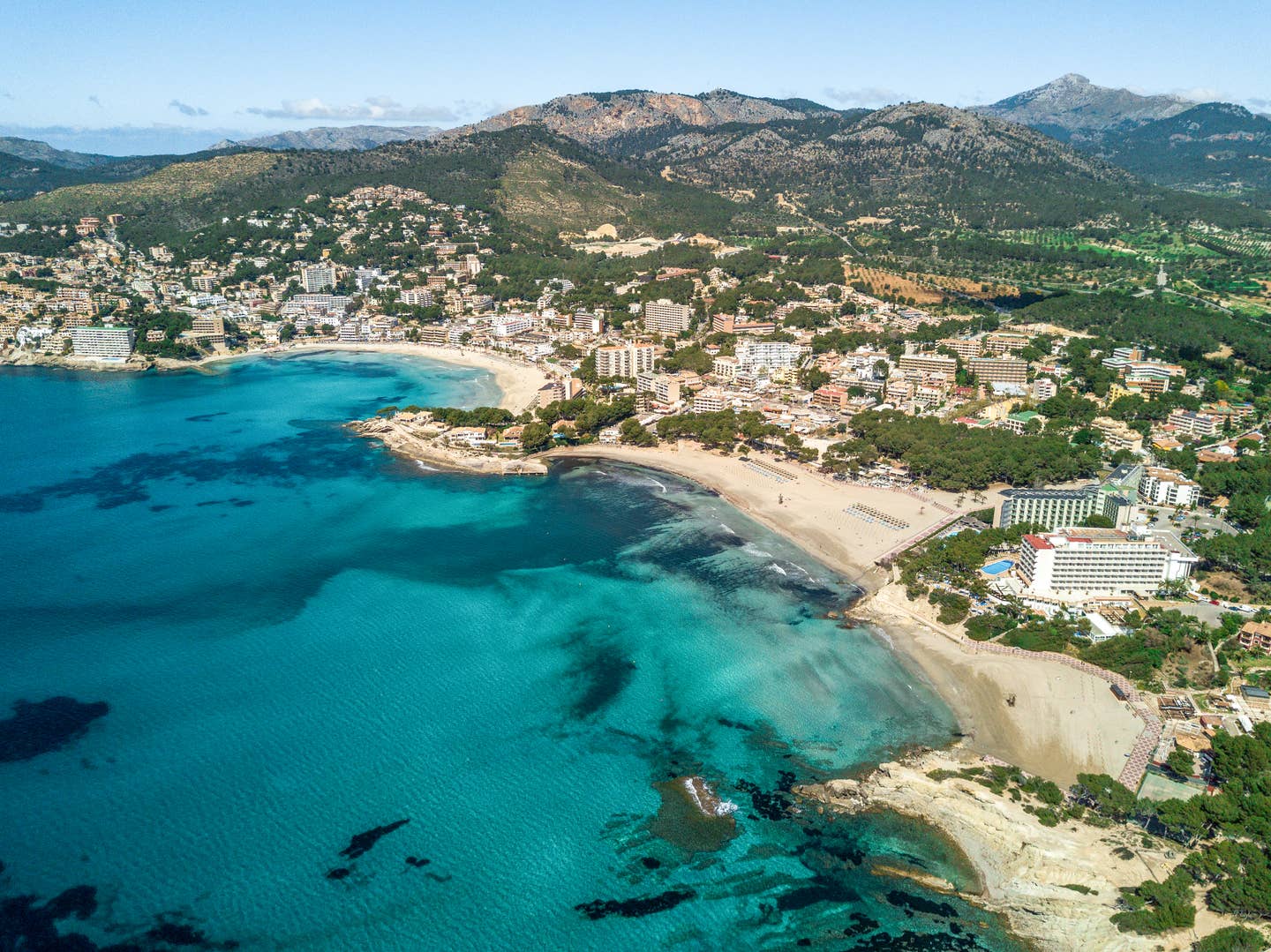 Urlaub in Paguera: Ein Blick auf die Bucht von Paguera mit dem bergigen Hinterland.