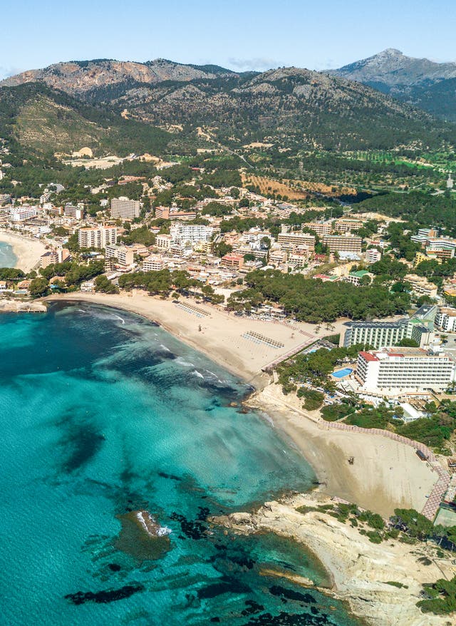 Paguera Urlaub Urlaub in Paguera: Ein Blick auf die Bucht von Paguera mit dem bergigen Hinterland.