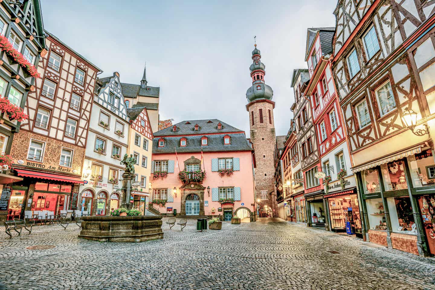 Mosel Urlaub mit DERTOUR. Altstadt von Cochem. Marktplatz.