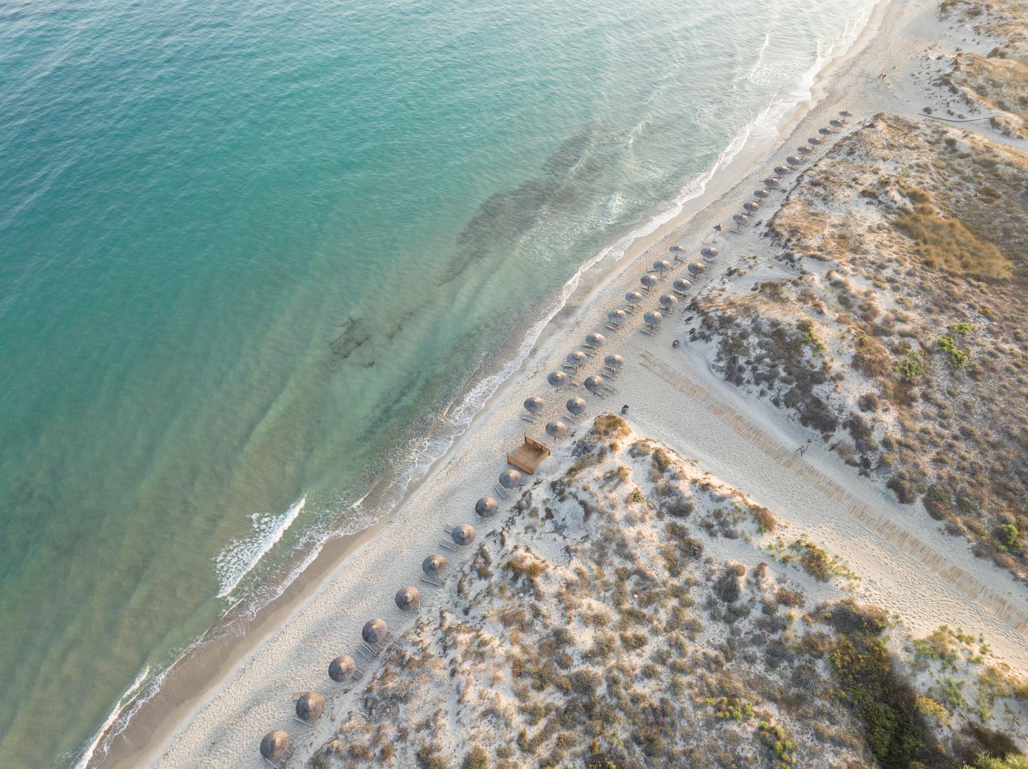 Luftaufnahme des Strandes am Hotel Sentido Pearl Beach in Marmari auf der griechischen Insel Kos