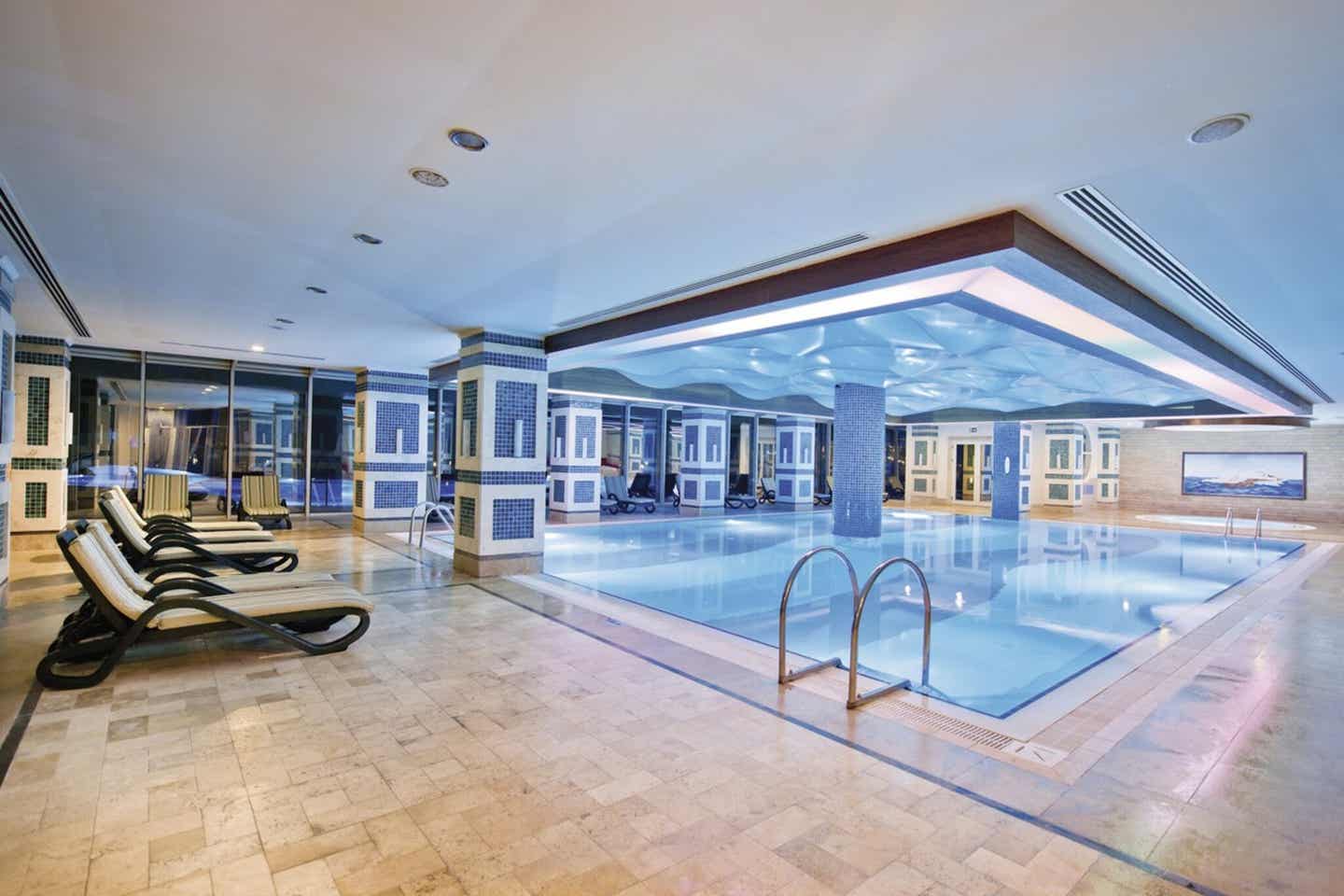 Ganzjährig schwimmen im Hallenbad des Sentido Kamelya Selin