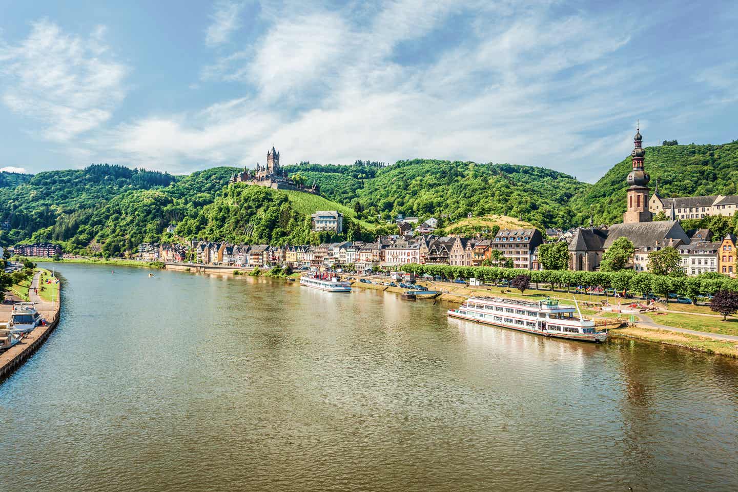 Mosel Urlaub mit DERTOUR. Stadtansicht Cochem von der Mosel aus