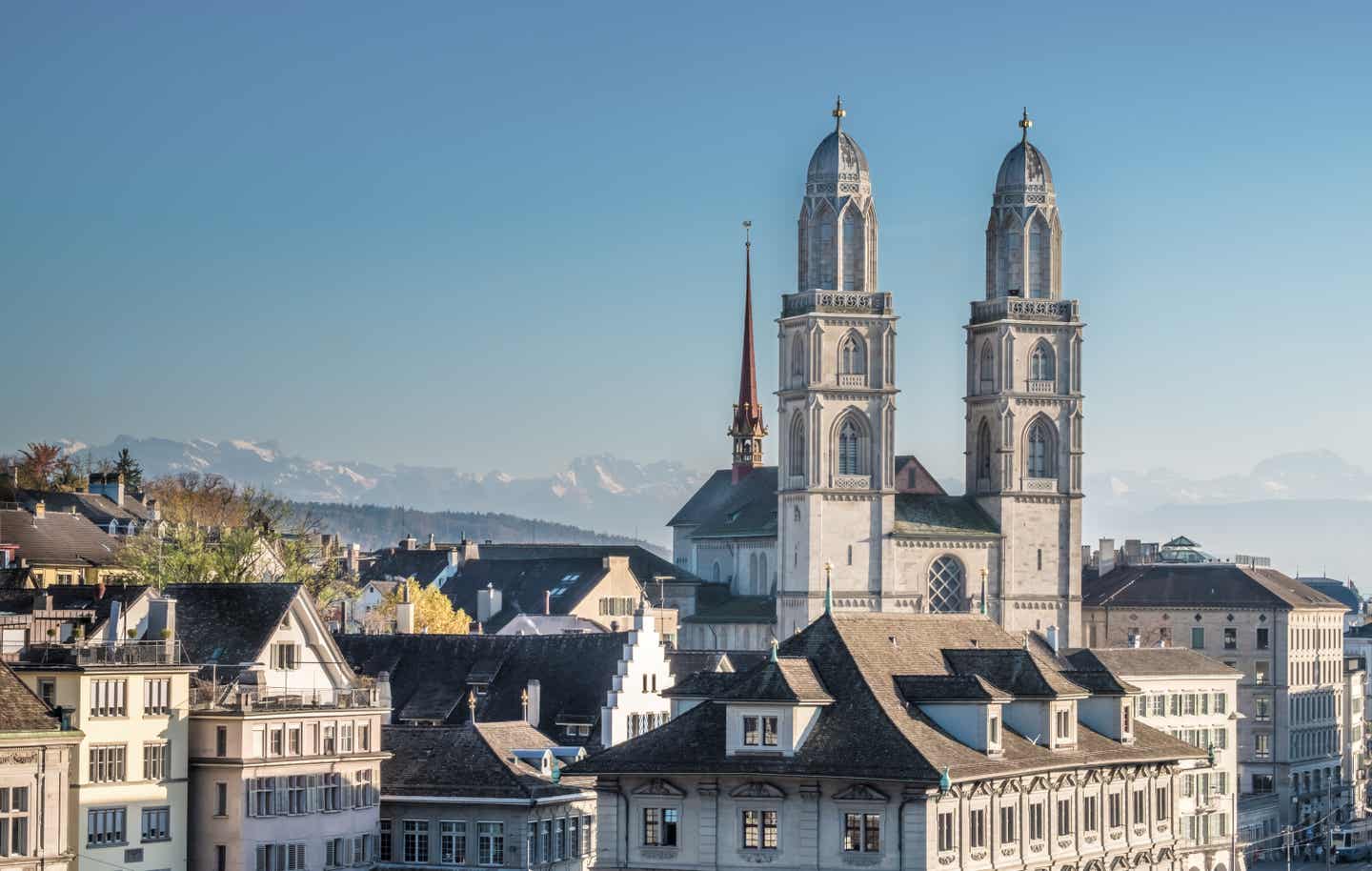 Zürich Sehenswürdigkeiten: Kirchenturm in der Stadt Zürich