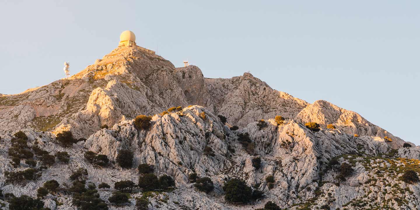 Puig Major Gipfel in Mallorca, Spanien. Sonnenuntergang auf dem Gipfel des Berges.