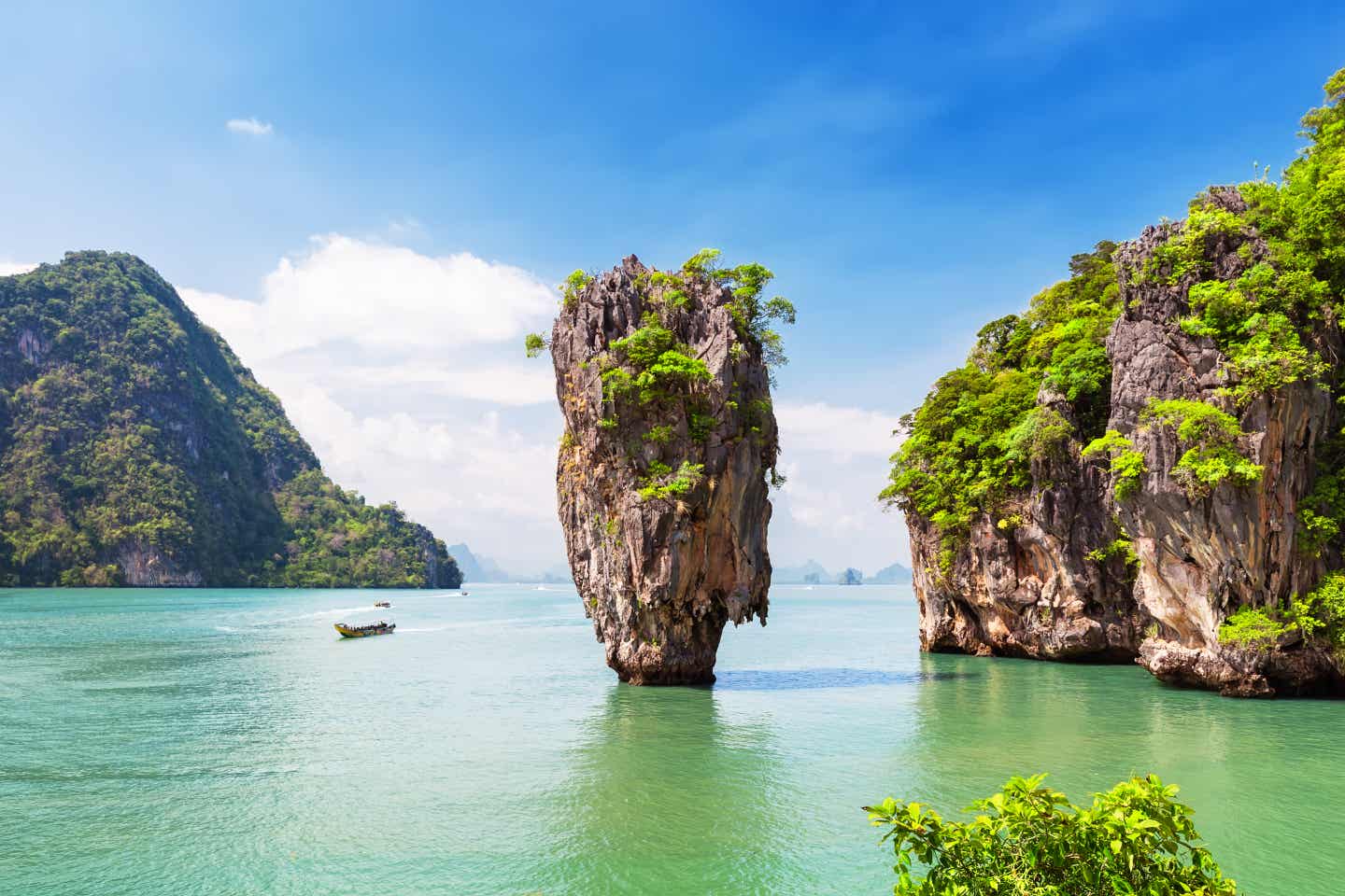 Trauminsel Phuket: Felsen im Meer