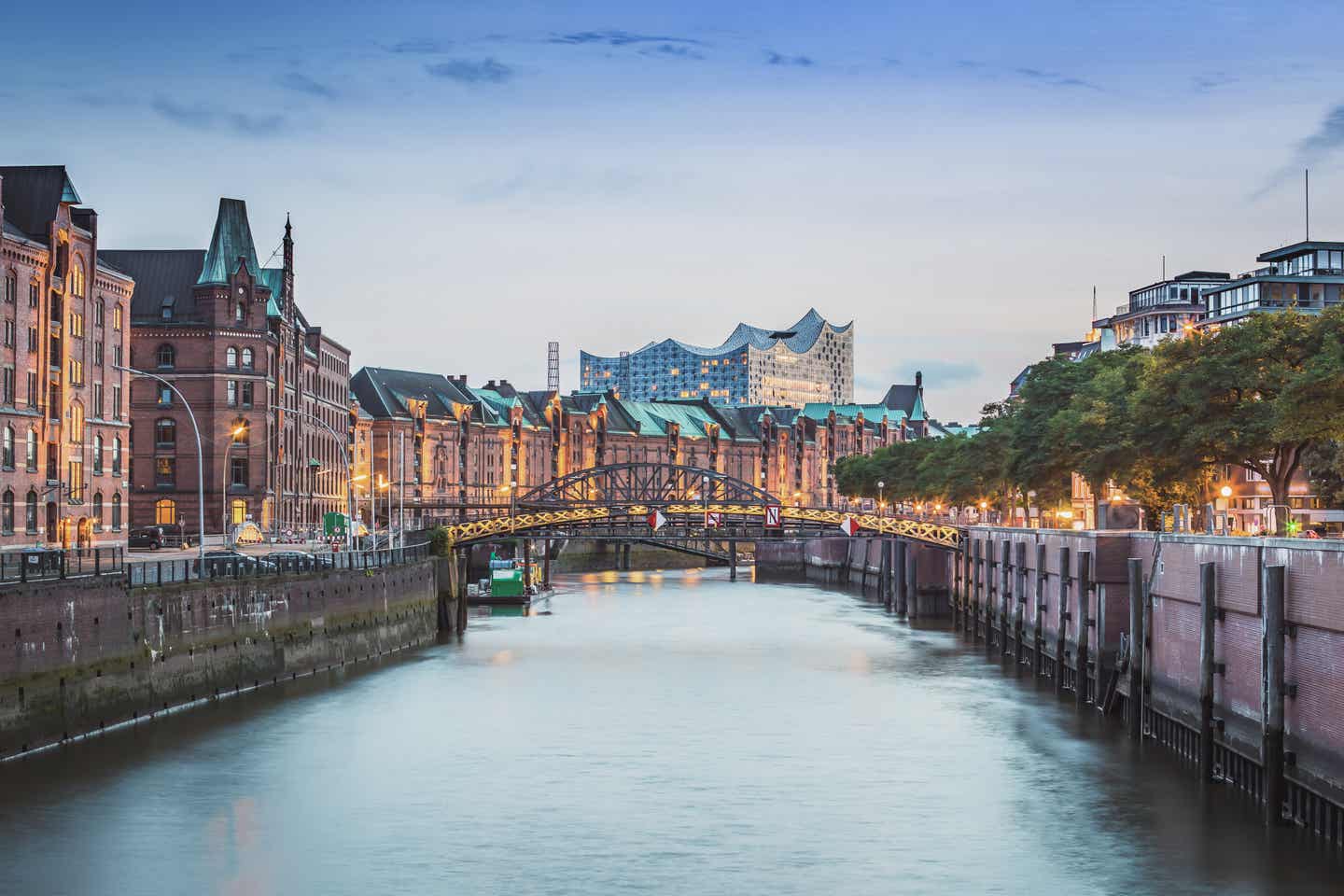 Blick auf Hamburgs Speicherstadt am Hafen, im Hintergrund die ikonische Silhouette der Elbphilharmonie