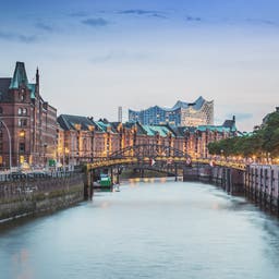deutschland-staedtereisen-blick-in-die-speicherstadt-in-hamburg-g-1177286097.jpg