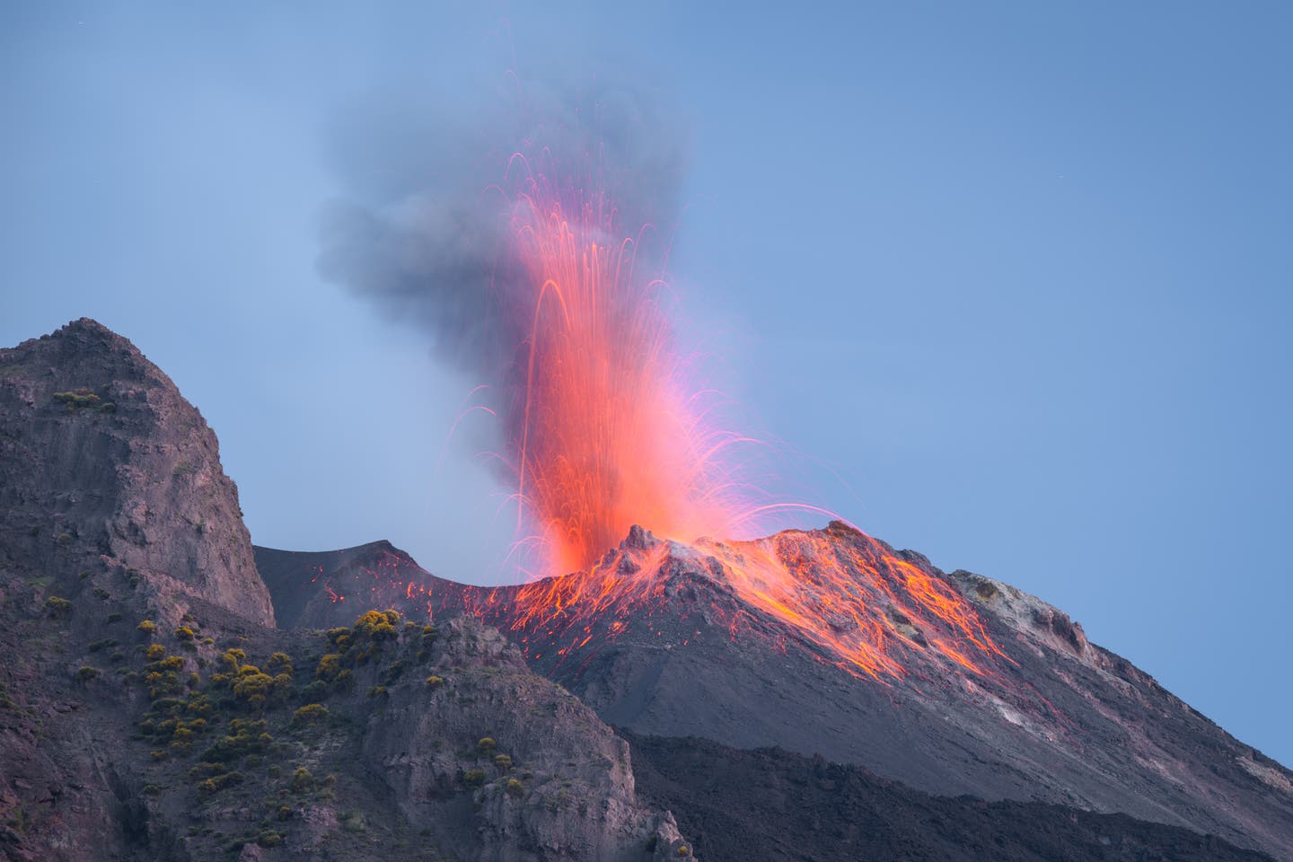 Nachteruption im Vulkan Stromboli auf der Äolischen Insel, Sizilien, Italien