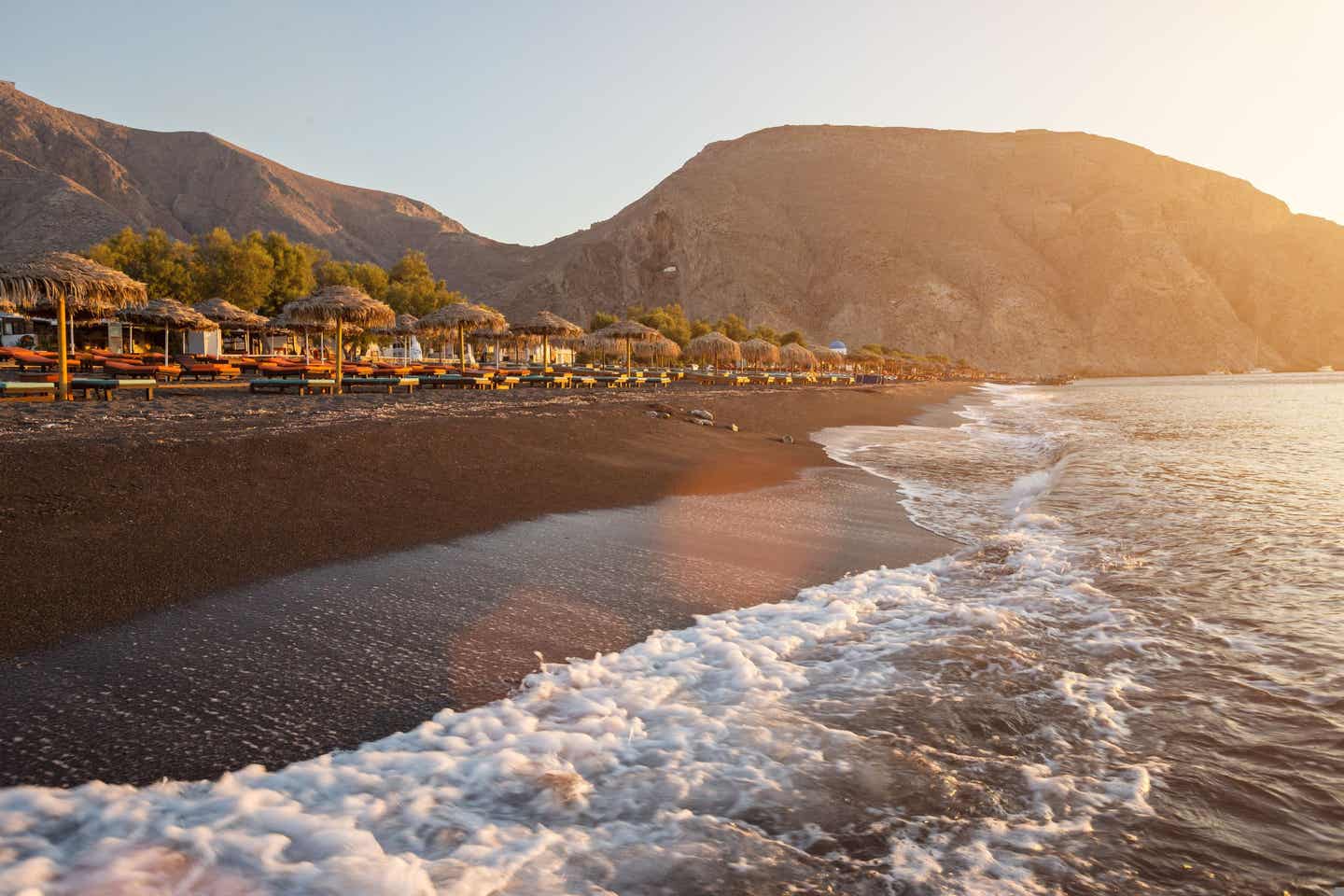 Schönste Strände Griechenlands: Perissa Beach auf Santorini