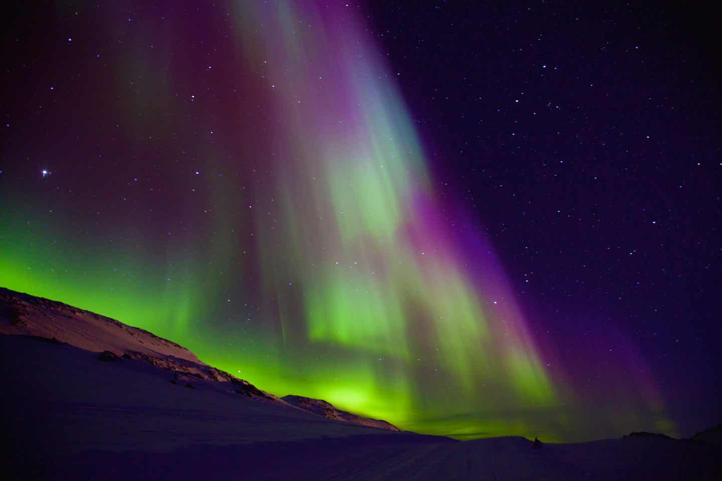 Grönlands Polarlichter: bunte Nordlichter am Nachthimmel