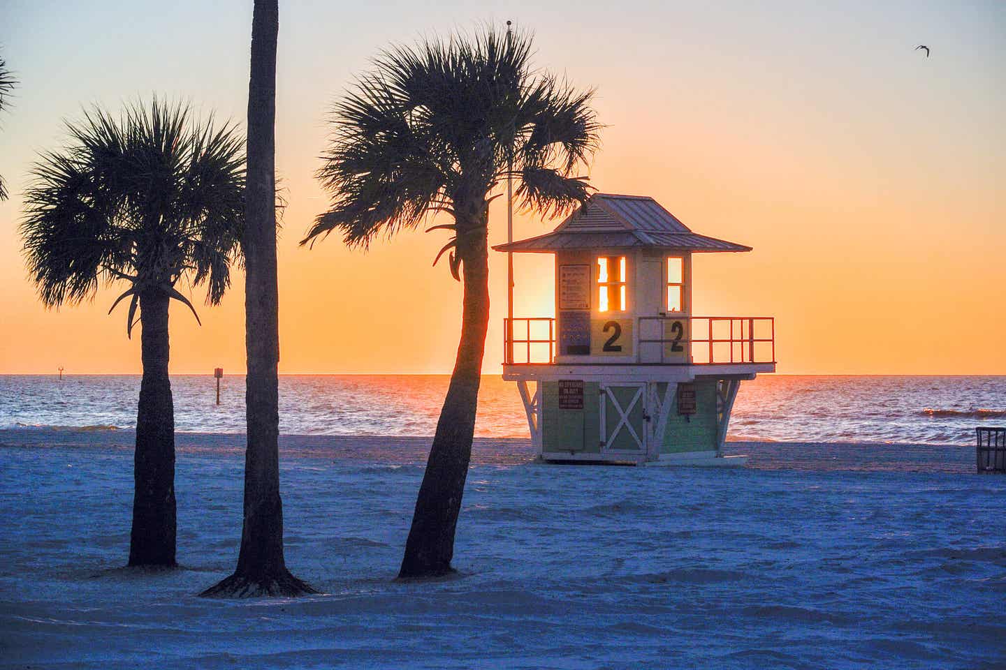 Rettungsschwimmerturm im Sonnenuntergang am Clearwater Beach, an einem der Strände Floridas