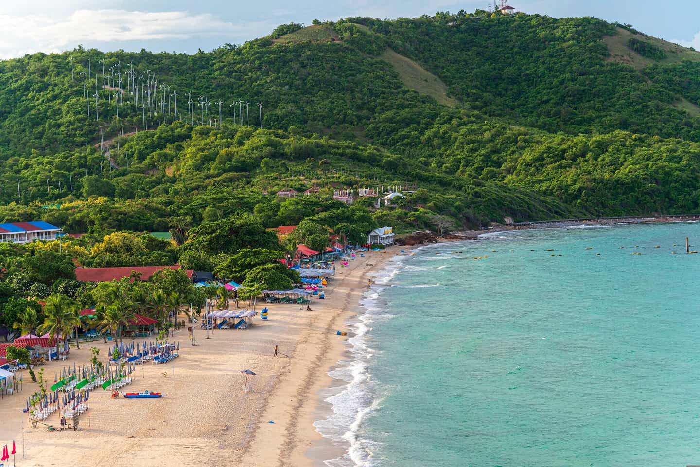 Traumstrände von Pattaya entdecken - Weißer Strand mitten im grünen