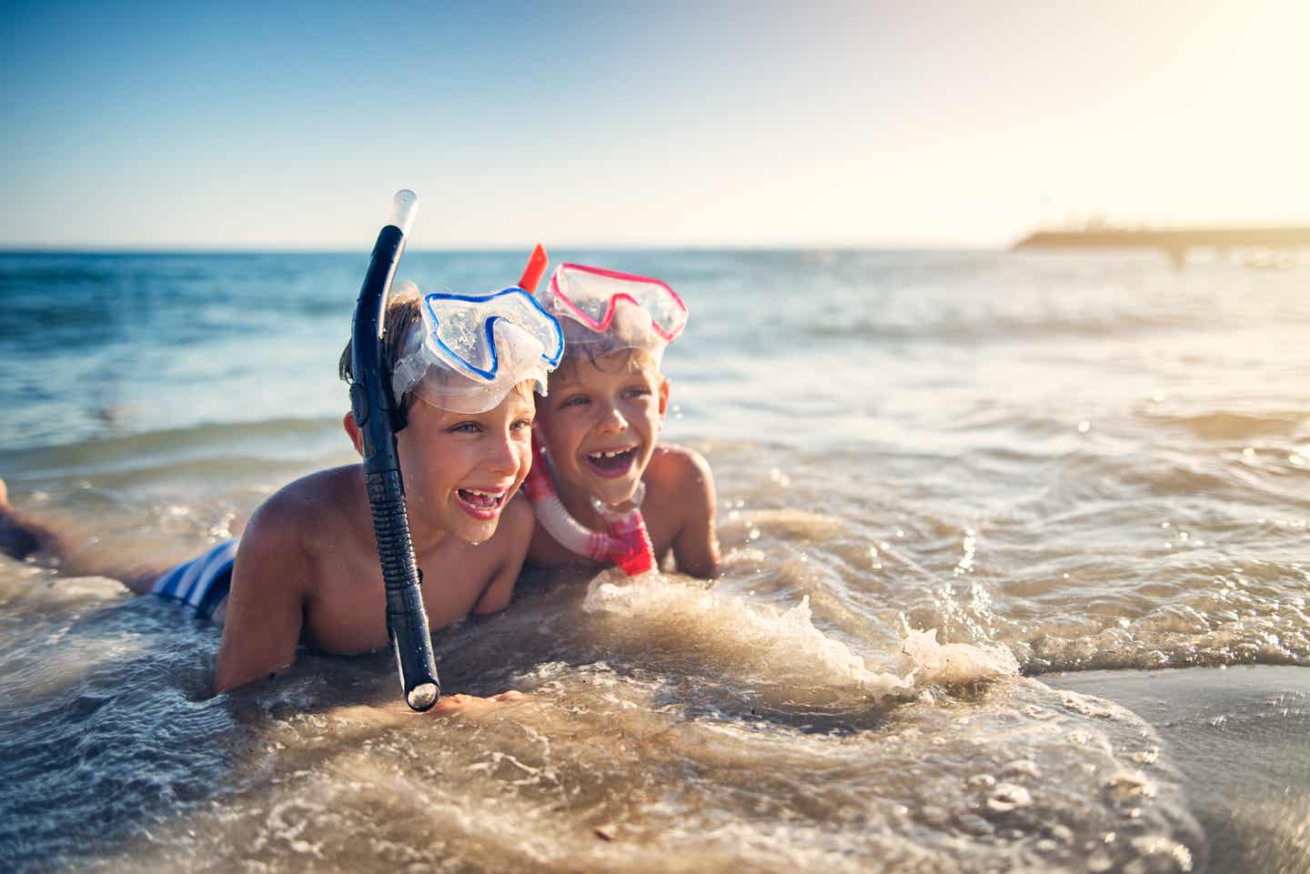 Hotels mit Kinderermäßigung buchen: Kinder am Strand