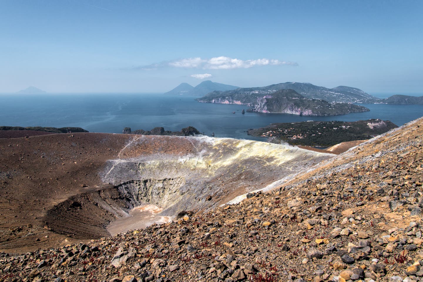 Der aktive Krater von Vulcano auf der Liparischen Insel Filicudi