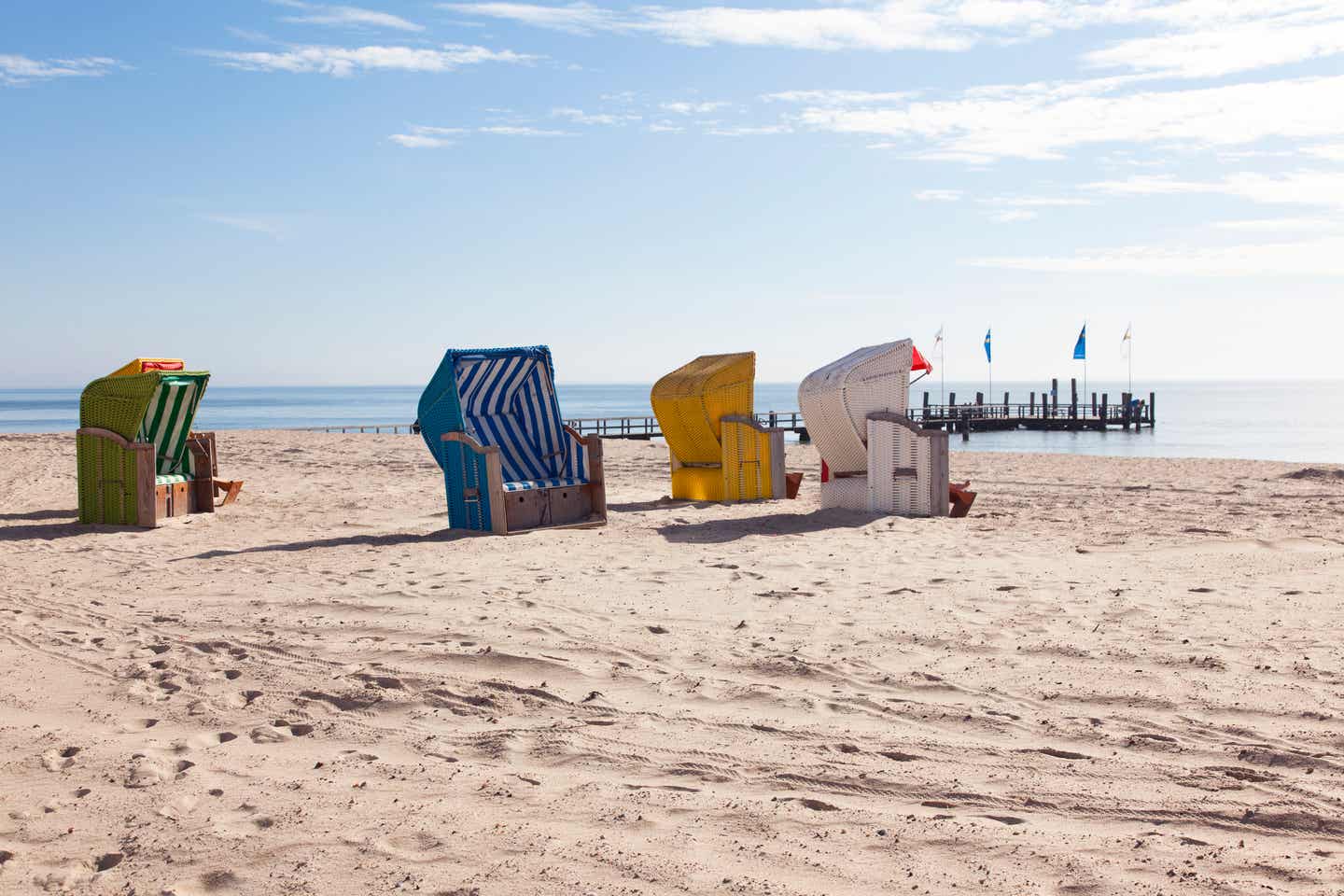 Nordsee mit Strandkörben: Urlaub im Juli