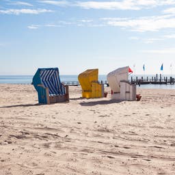 deutschland-nordsee-foehr-strandkoerbe-bei-sonne-g-173417395.jpg