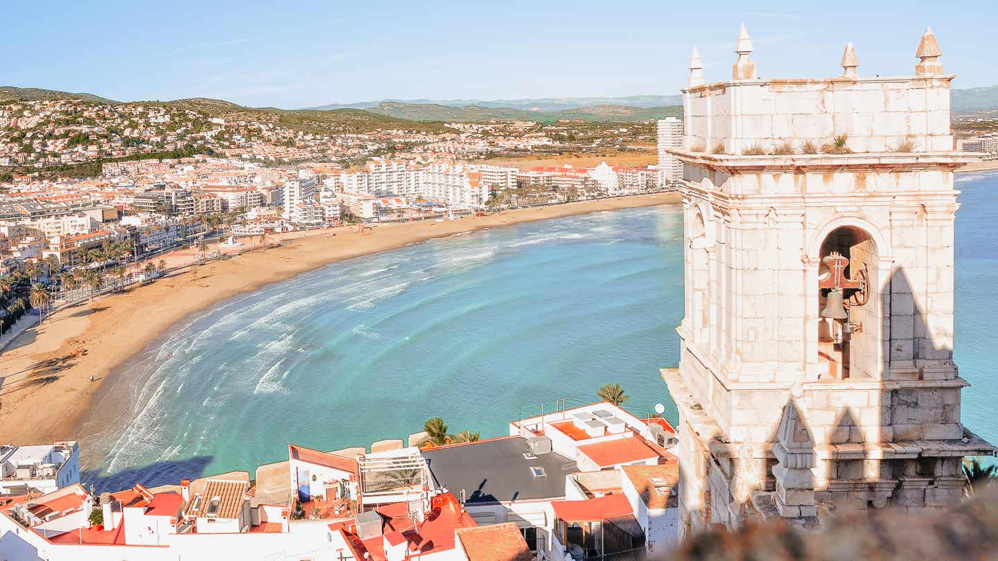 Eine Stadt am Meer in Spanien mit Rundumblick: Vom Kirchenturm aus sieht man die Bucht und Stadt