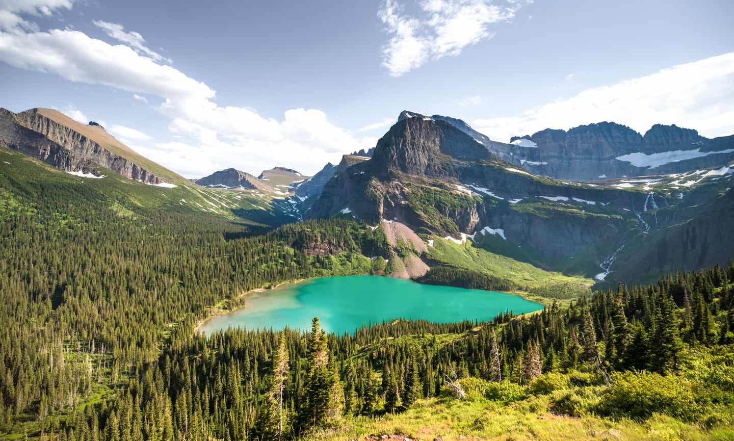 Die beste Reisezeit für die Westküste der USA. Grinnell Lake im Glacier National Park