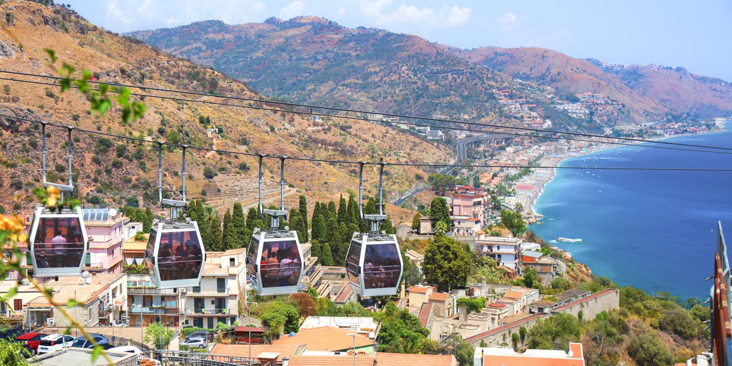 Seilbahn von Mazzarò nach Taormina mit Blick auf Küste und Berge, Sizilien, Italien