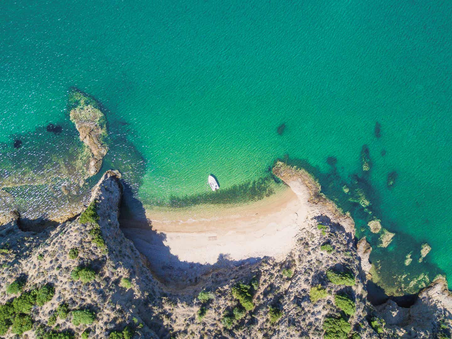 Strandurlaub Kroatien: Luftaufnahme einer Bucht mit Felsen